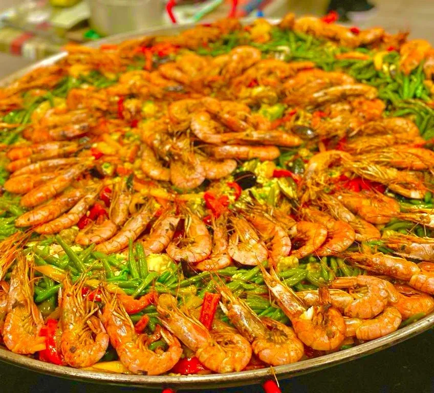 ARMA DI TAGGIA : Soirée espagnole - Les Bagni Germana célèbrent l'été avec une paella géante