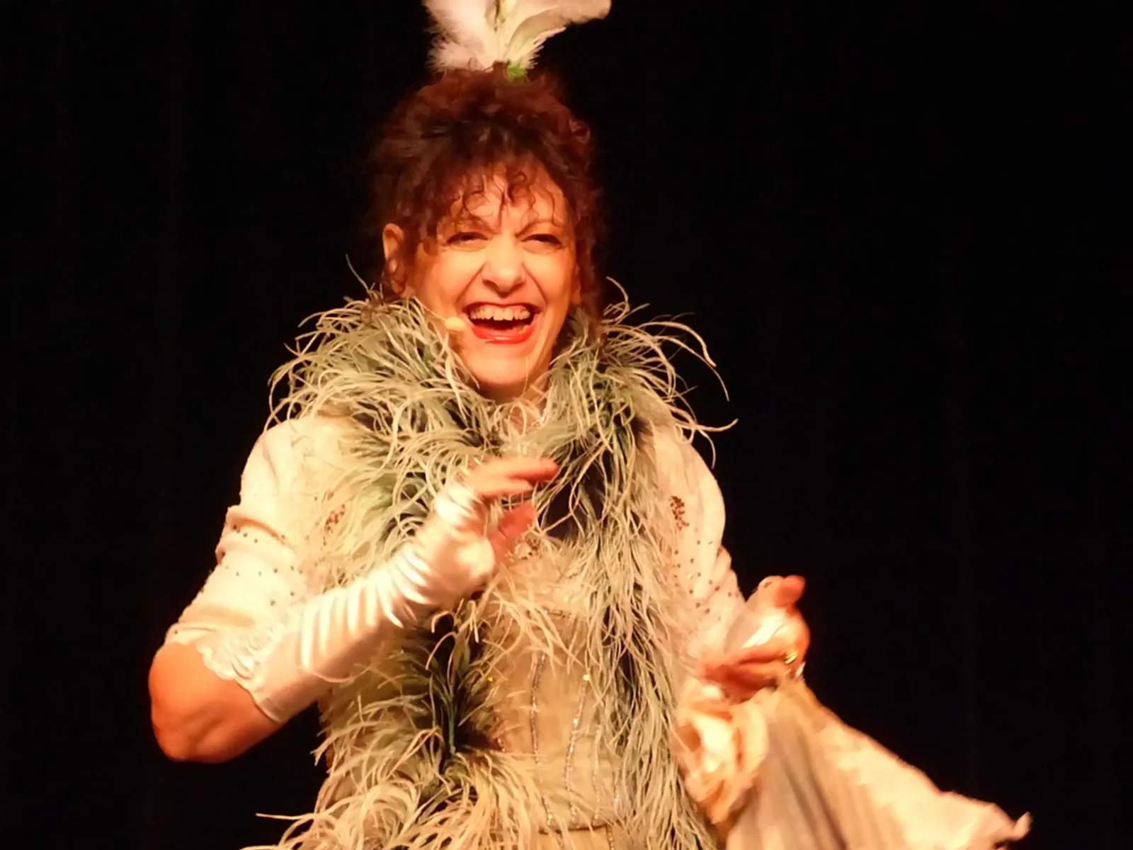 AVIGNON : Festival Off - "Mademoiselle Maya" plonge le public dans l'humour coquin de la Belle Époqu