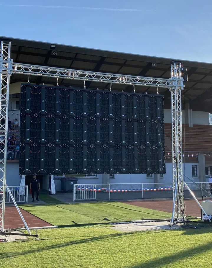 ÉVÉNEMENTIEL : Fan zones - Les écrans géants mobiles bousculent les codes avant la Coupe du Monde 20