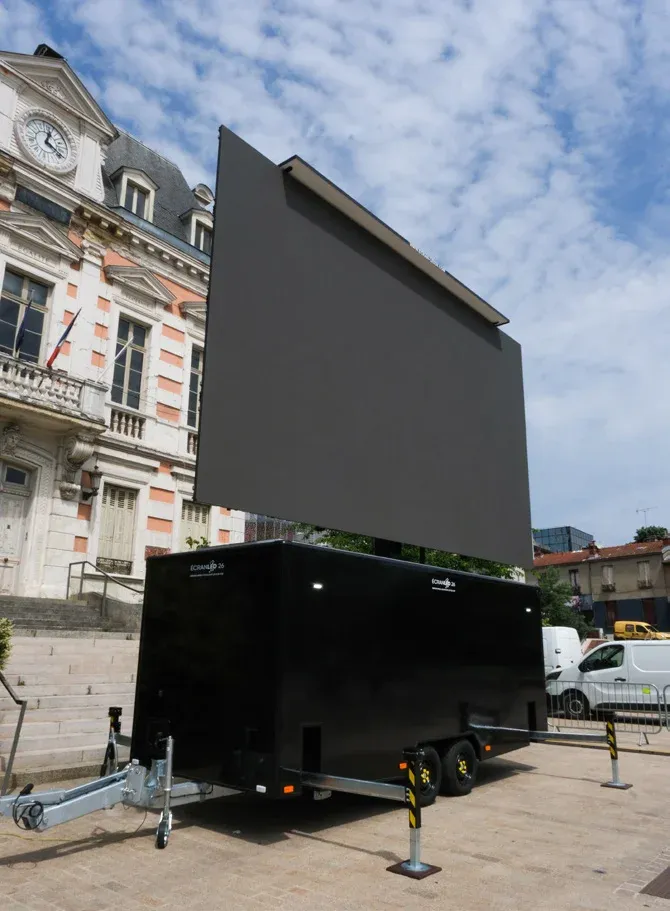ÉVÉNEMENTIEL : Fan zones - Les écrans géants mobiles bousculent les codes avant la Coupe du Monde 20