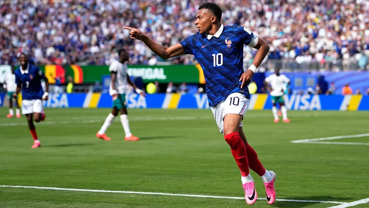 MONDIAL 2026 : Football - La déferlante des crampons roses enflamme les terrains et les recherches s