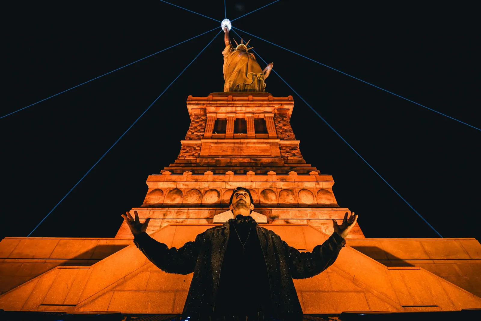 NEW YORK : Monumental Tour - Michael Canitrot offre un spectacle grandiose à la Statue de la Liberté