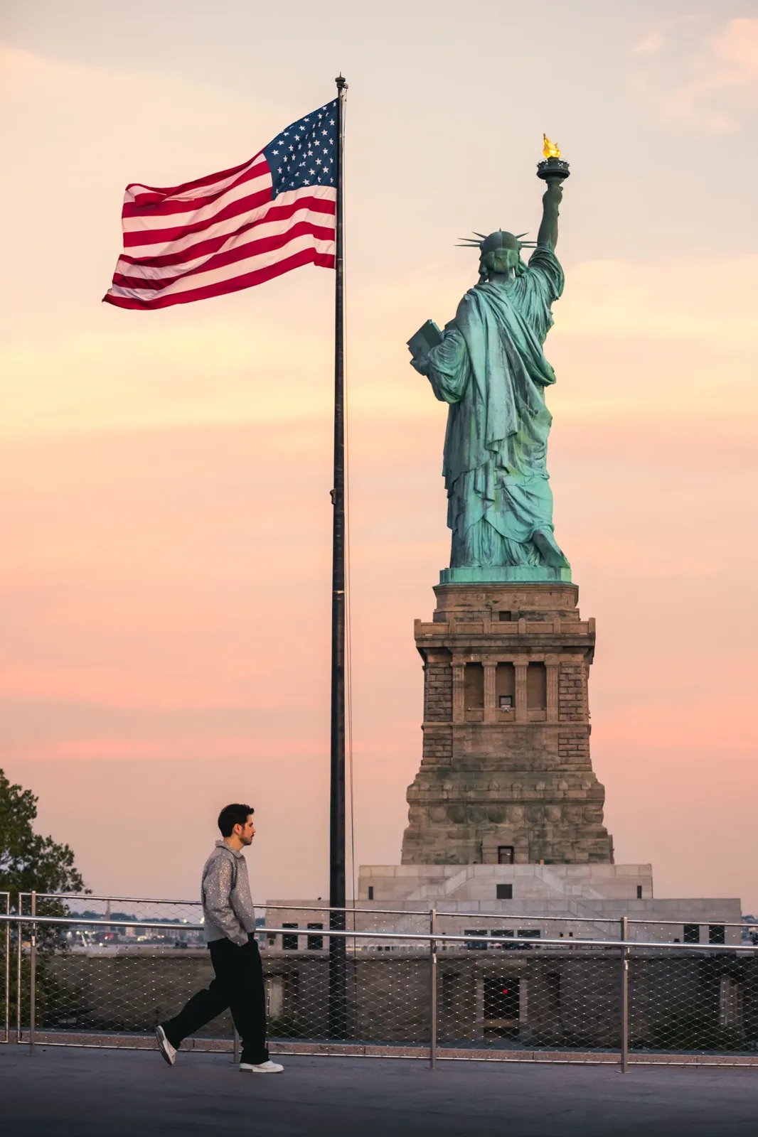 NEW YORK : Monumental Tour - Michael Canitrot offre un spectacle grandiose à la Statue de la Liberté