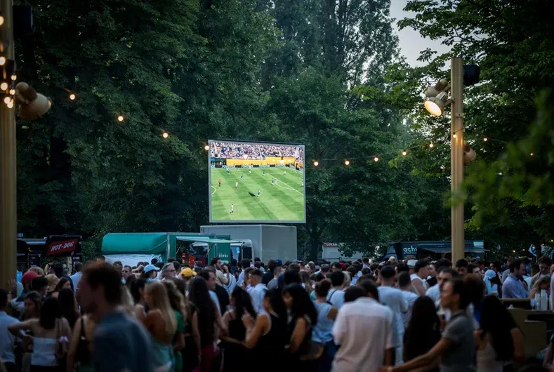 PARIS : Coupe du Monde 2026 - L'Hippodrome de ParisLongchamp se transforme en fan zone insolite