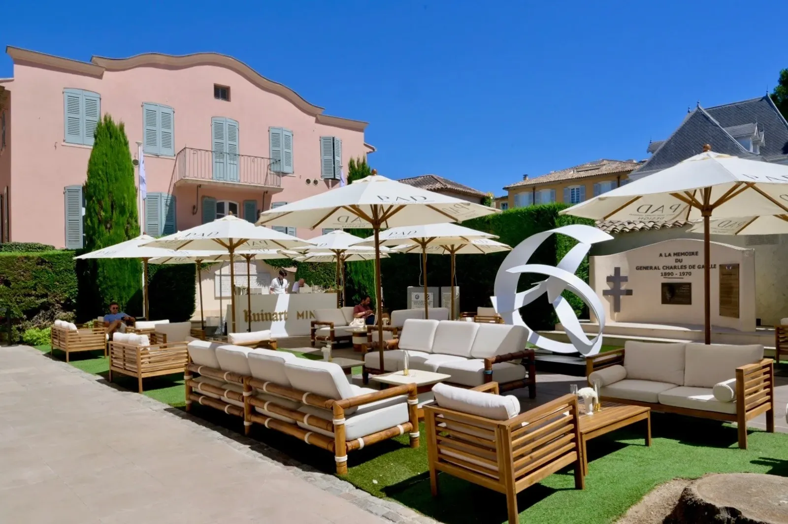 SAINT-TROPEZ : Art et Design - Le salon de référence PAD s'ancre pour la première fois sur la Place