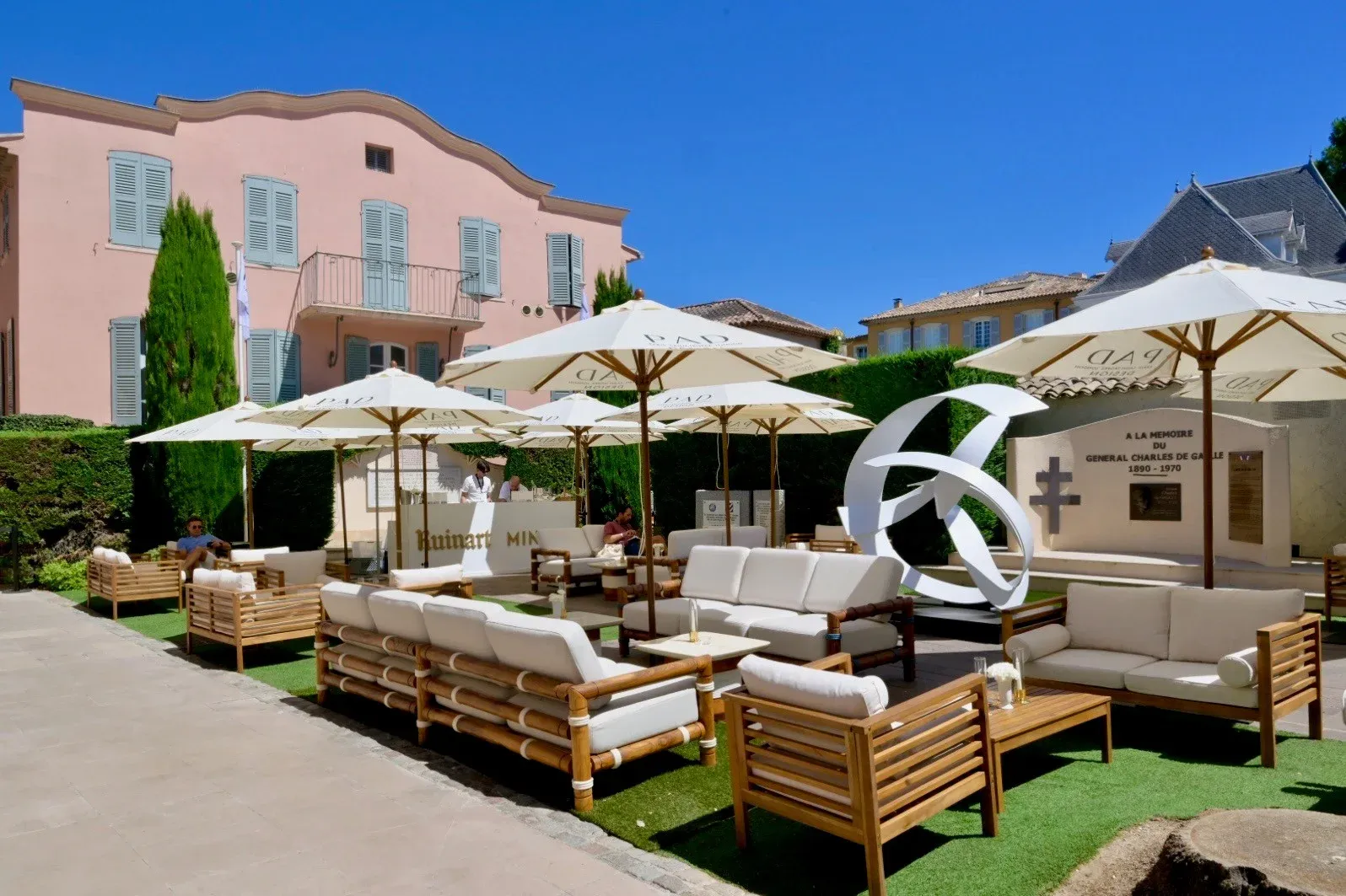 SAINT-TROPEZ : Art et Design - Le salon de référence PAD s'ancre pour la première fois sur la Place
