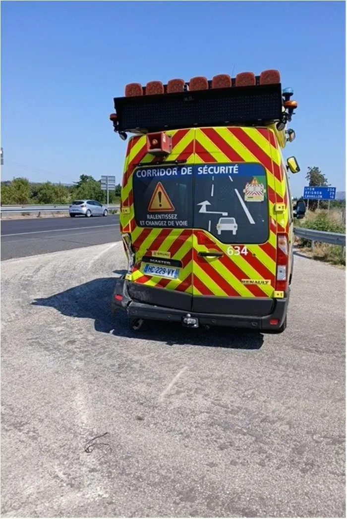 SALON-DE-PROVENCE : Sécurité sur l'A7 - Un fourgon d'intervention percuté, un agent blessé