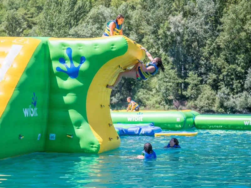 FRANCE : Canicule - Les bases de loisirs aquatiques, nouveaux refuges de l'été