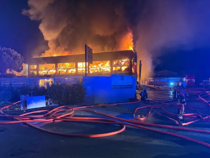 LA SEYNE-SUR-MER : Incendie - Un entrepôt de 1000m2 en proie aux flammes