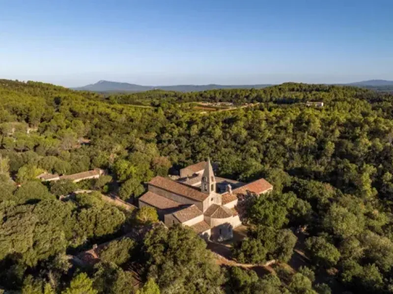 LE THORONET : Cinéma - L'abbaye cistercienne se transforme en salle obscure à ciel ouvert