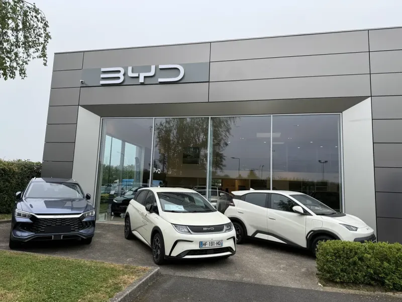PARIS : Mobilité - BYD dévoile deux nouveaux SUV, l’un hybride et l’autre électrique