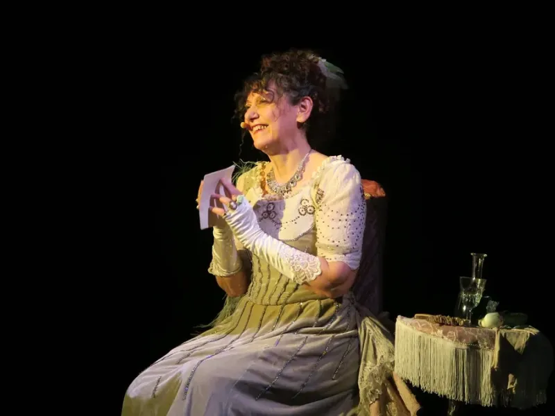 AVIGNON : Festival Off - "Mademoiselle Maya" plonge le public dans l'humour coquin de la Belle Époqu