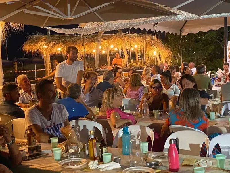 ARMA DI TAGGIA : Soirée espagnole - Les Bagni Germana célèbrent l'été avec une paella géante