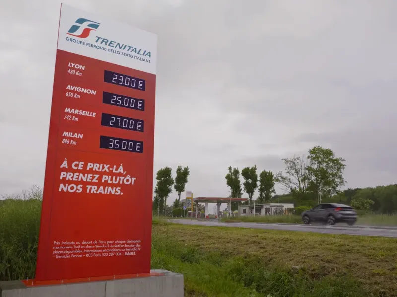 PARIS : Pouvoir d'achat - Trenitalia détourne les panneaux de station-service pour promouvoir le tra