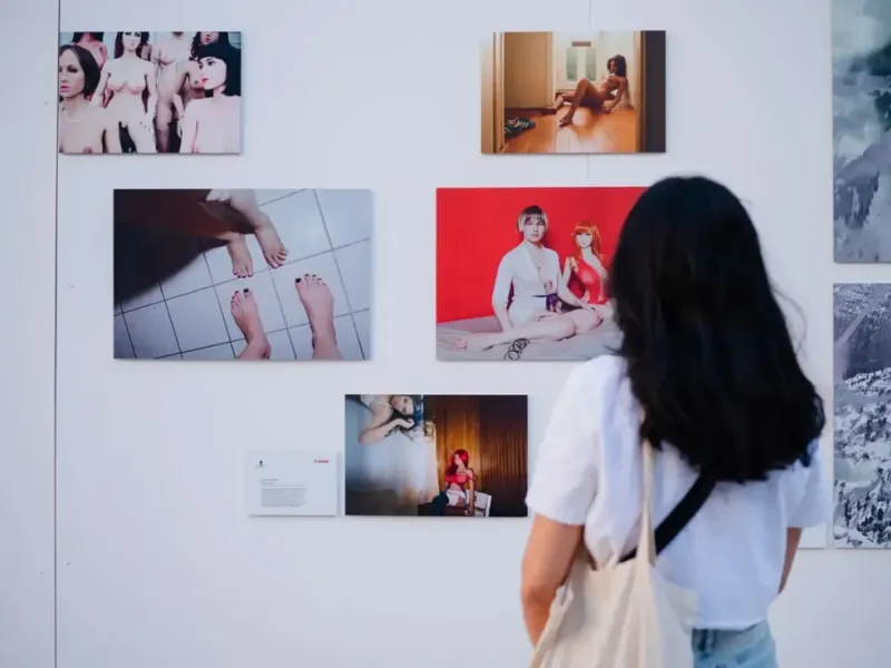 ARLES : Photographie - Fisheye transforme la Cour de l’Archevêché en épicentre de l’image contempora
